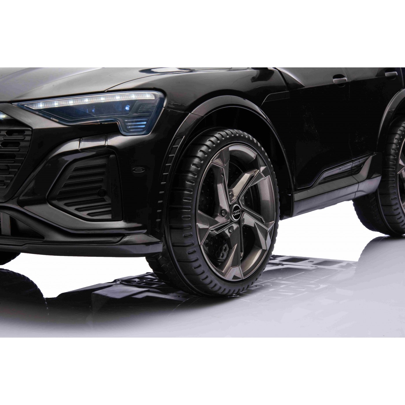 Dečiji Auto AUDI SQ8 Crni na akumulator - Slika 6