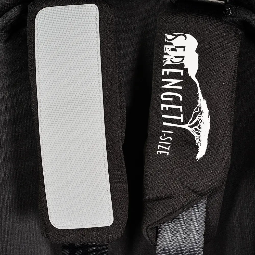 Autosediste-Serengeti-Isize-40-150cm-Black-detaljan-prikaz-naramenica