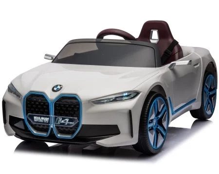 BMW i4 beli – moderan i siguran auto na baterije za mališane.