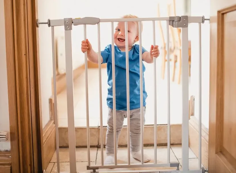 Zaštitna kapija za stepenice 77-82 cm bela metalna Sigurnosna kapija za decu 77-82 cm za vrata i stepenice Zaštitna ograda za stepenice sa mogućnošću dodavanja ekstenzija